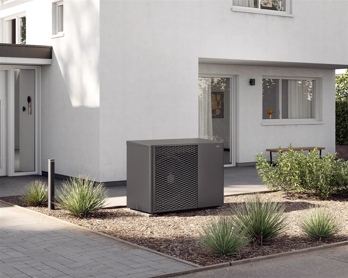 Wärmepumpe-Außengerät an einem Wohnhaus