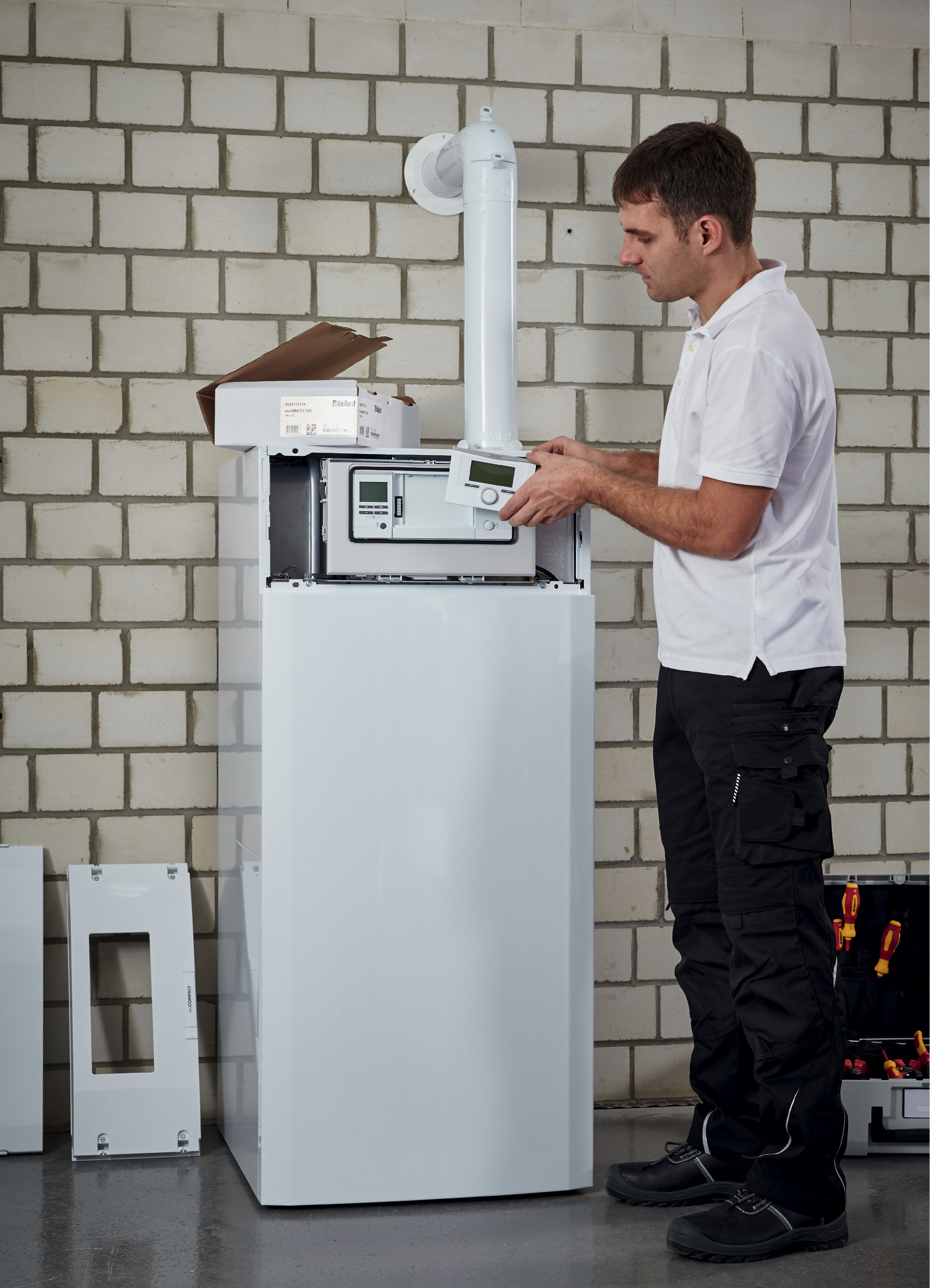Ecowatt-Monteur bei der Wärmepumpen-Installation