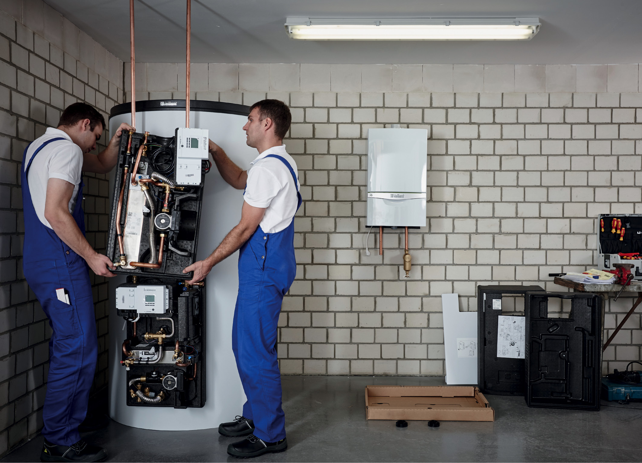 Ecowatt Monteur auf dem Dach