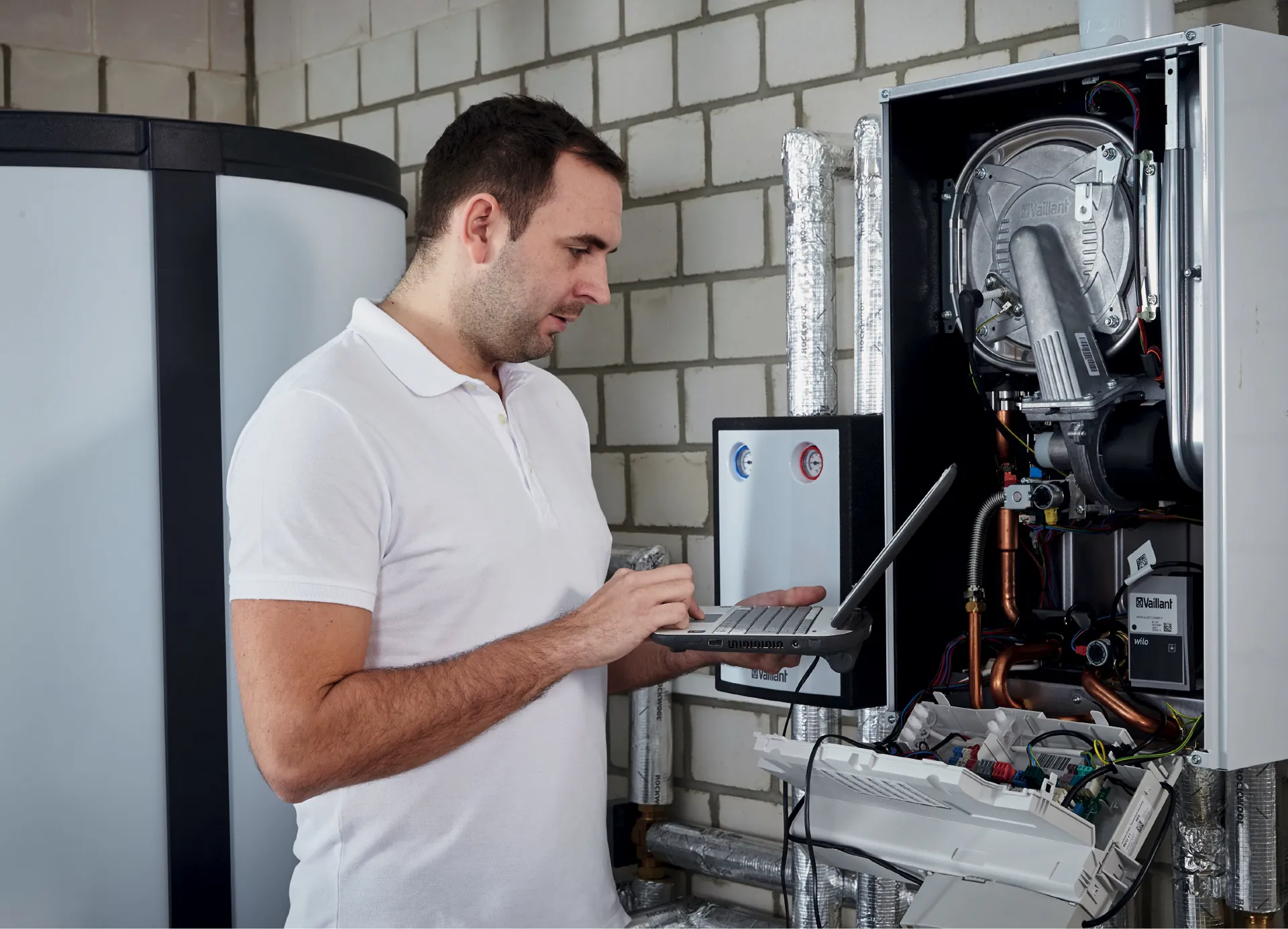 Monteur bei Wartung und Reparatur einer Wärmepumpe