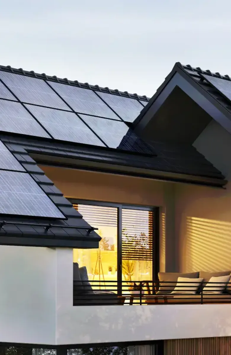 Haus mit Solarmodulen auf dem Dach